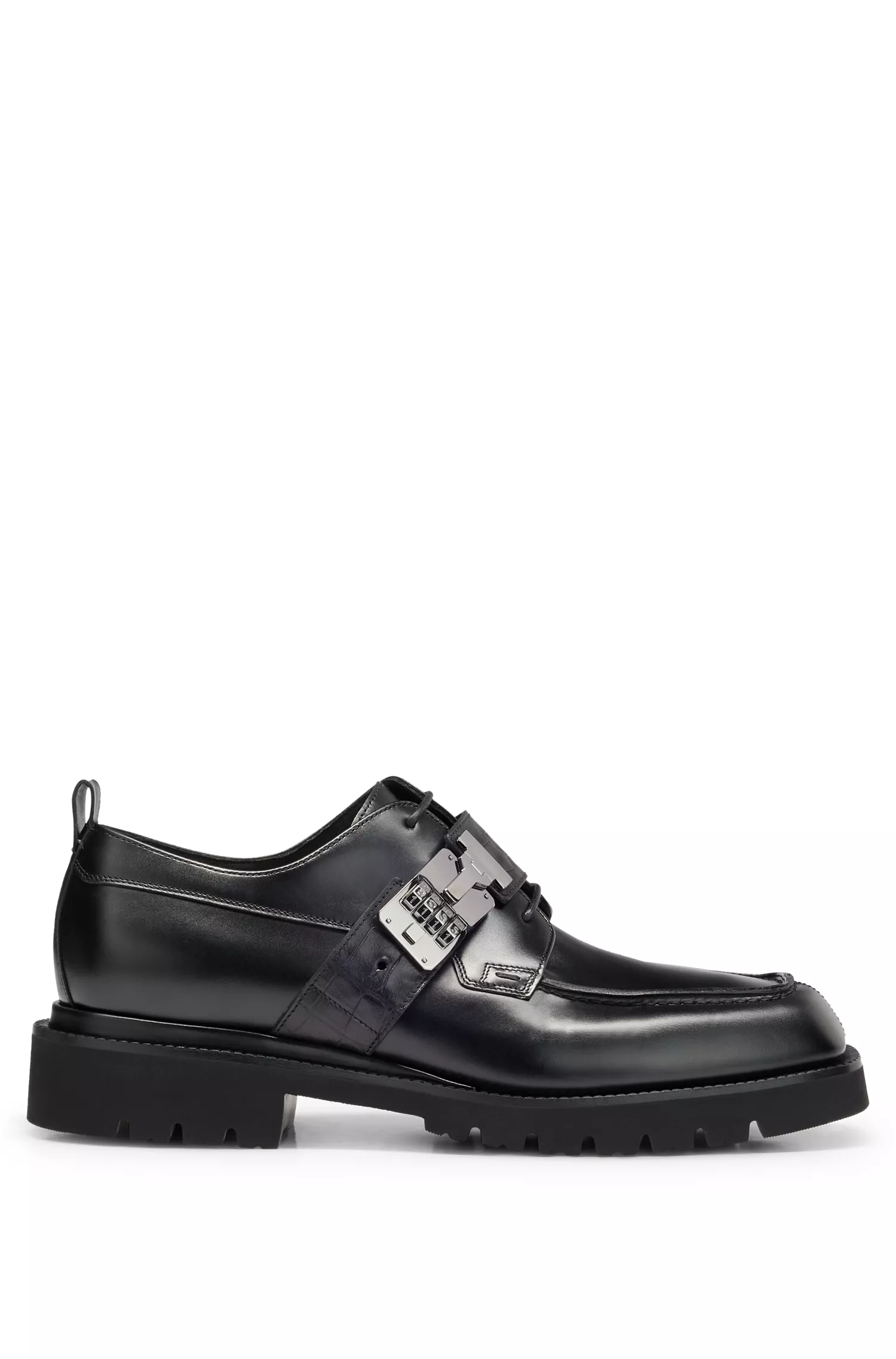 Sapatos Derby BOSS em couro preto com detalhe de cadeado de maleta