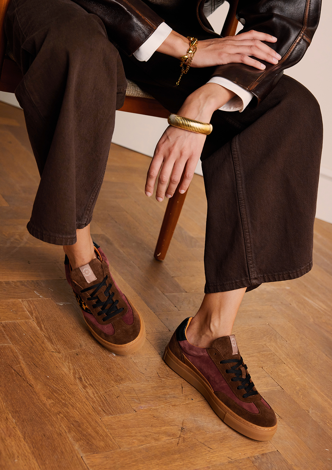 Bruine suède sneakers met leopard details
