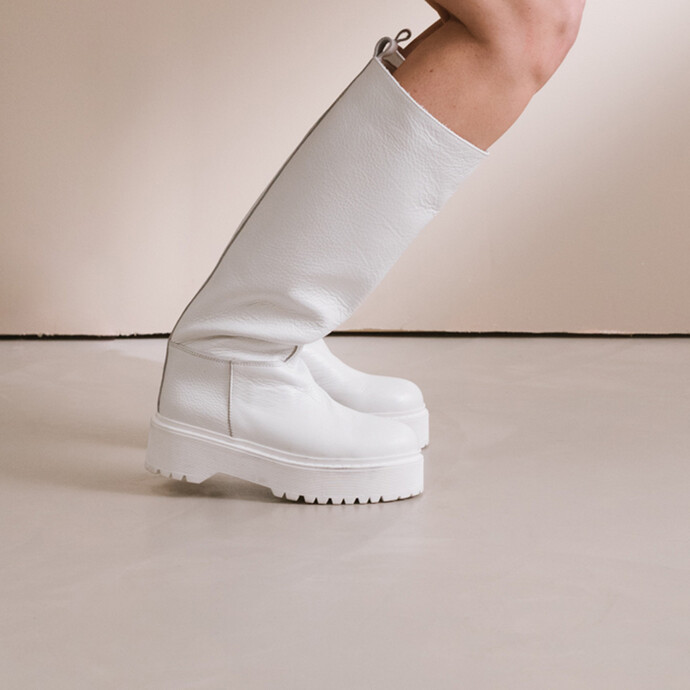 Bottes à semelle épaisse crantée  en cuir grainé blanc