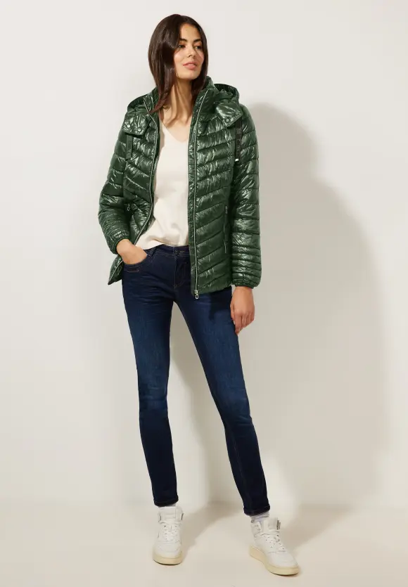 Kurze Steppjacke mit Kapuze - verdant green