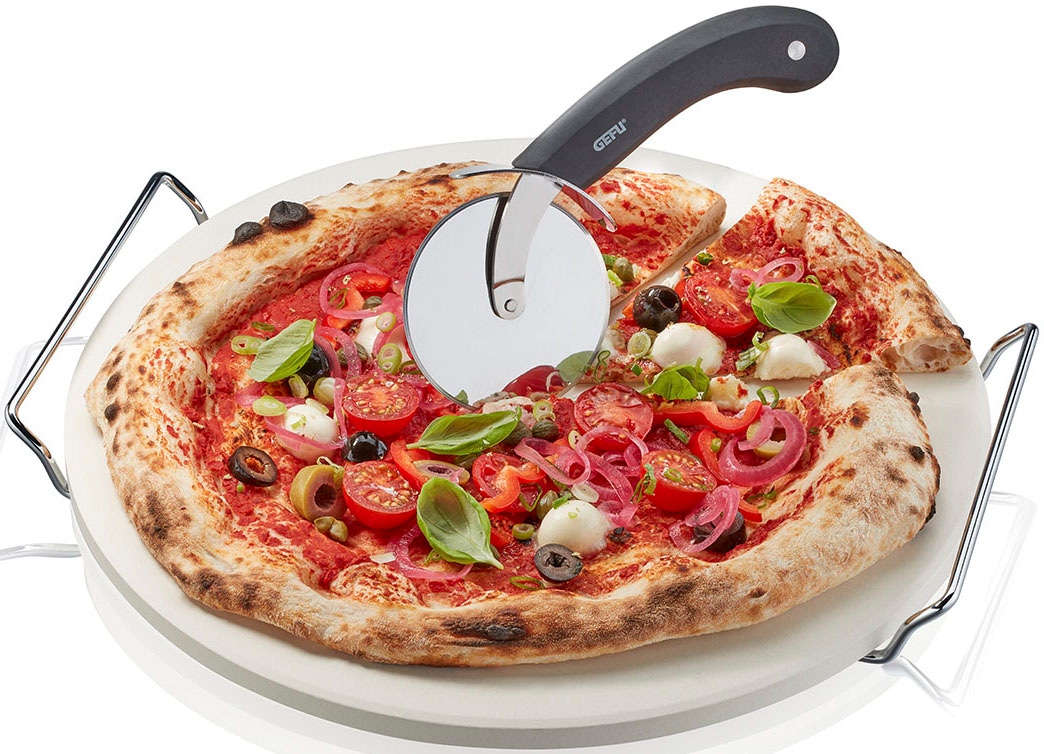 GEFU Pizzastein »+ Pizzaschneider DARIOSO« Edelstahl | Keramik | Kunststoff Set, Pizzastein mit Gestell, rund + Pizzaschneider, 2 Stk. tlg. speichert  die Hitze gleichmässig und über einen langen Zeitraum