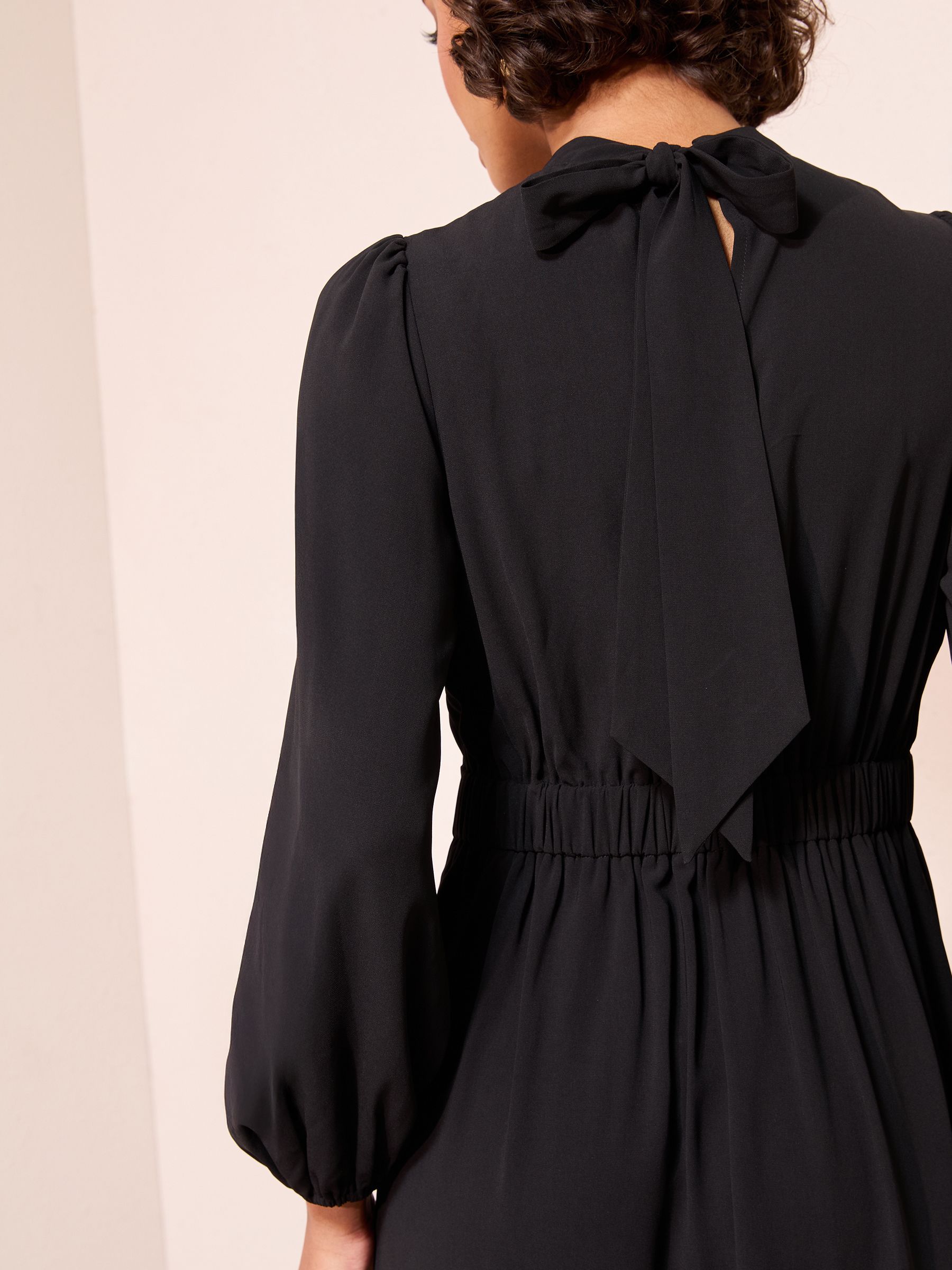 Zwart - Friends Like These Midi-jurk met opstaande kraag en lange mouwen en strikdetail