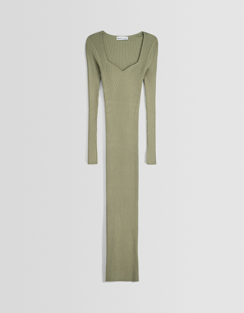 Vestido midi de malha com mangas compridas e decote coração.