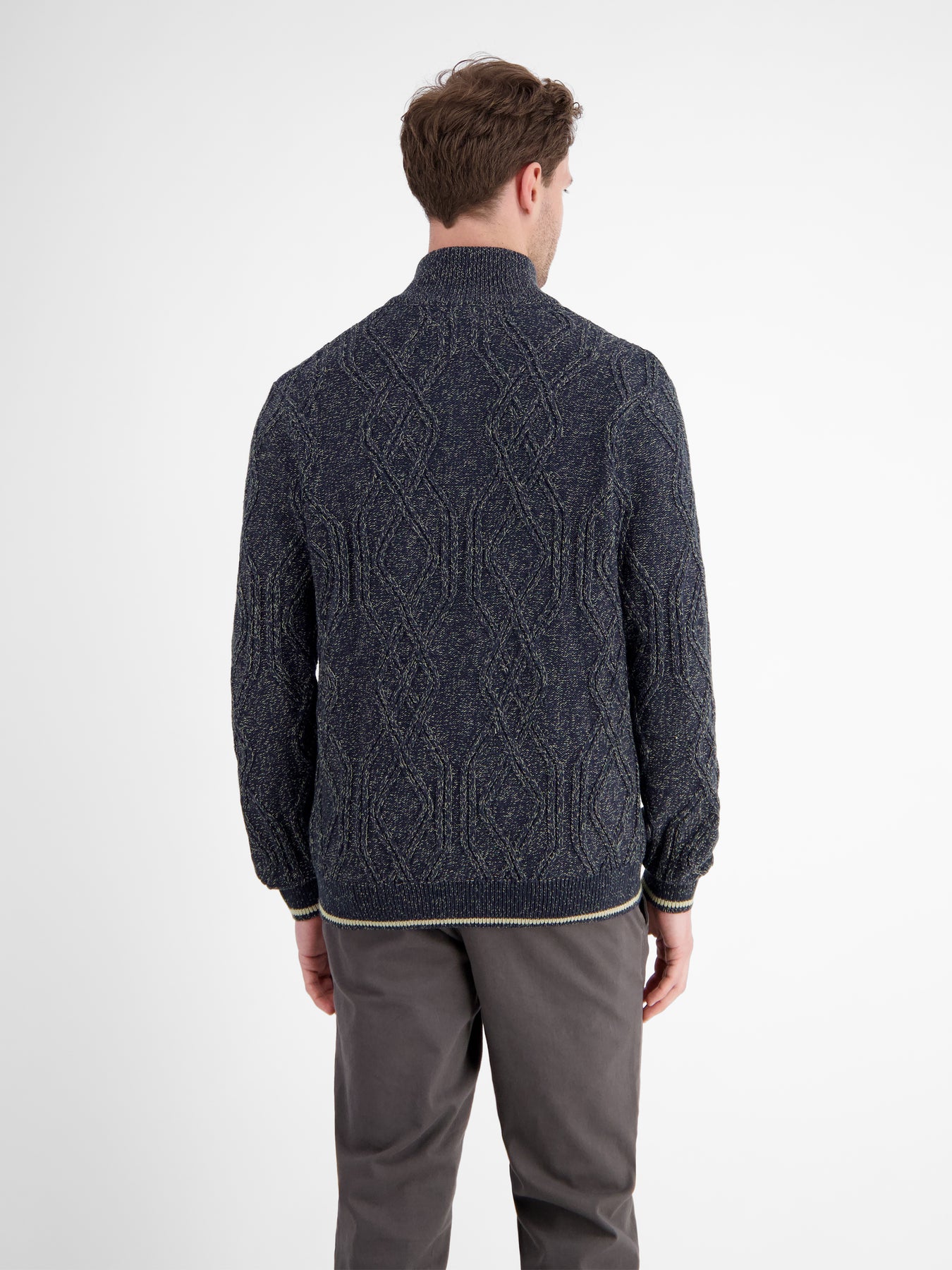 Herren-Strickjacke mit Zopfmuster