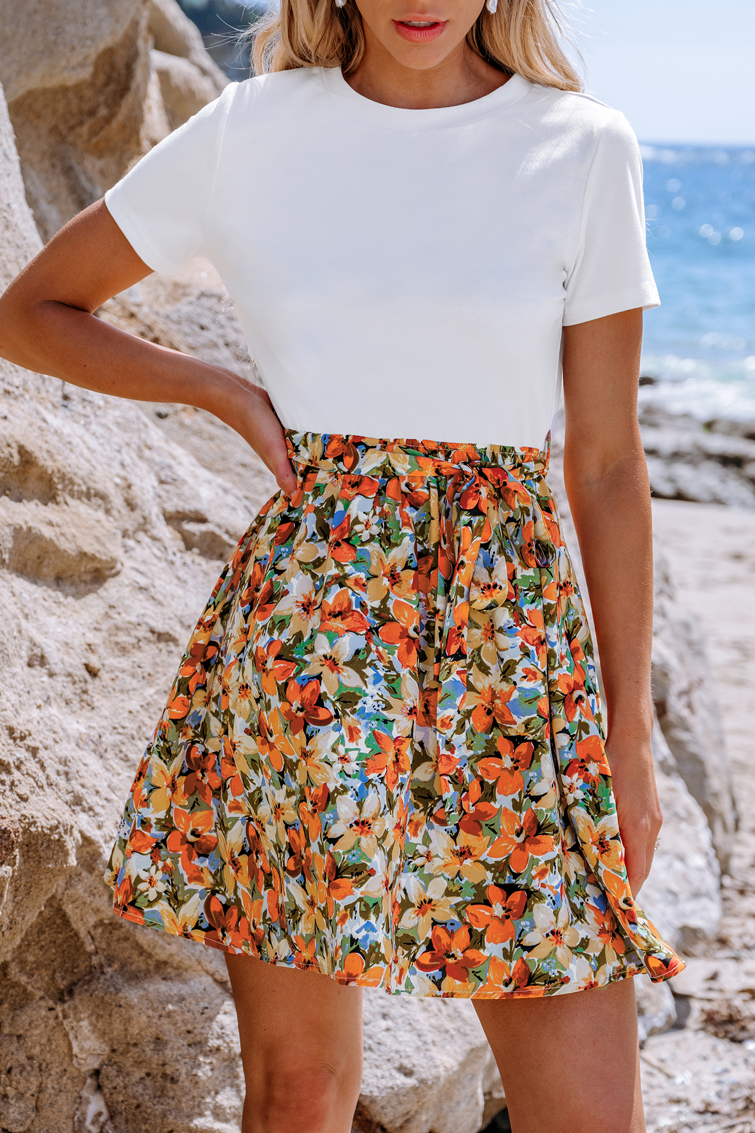 Robe mini à t-shirt blanc et jupe florale
