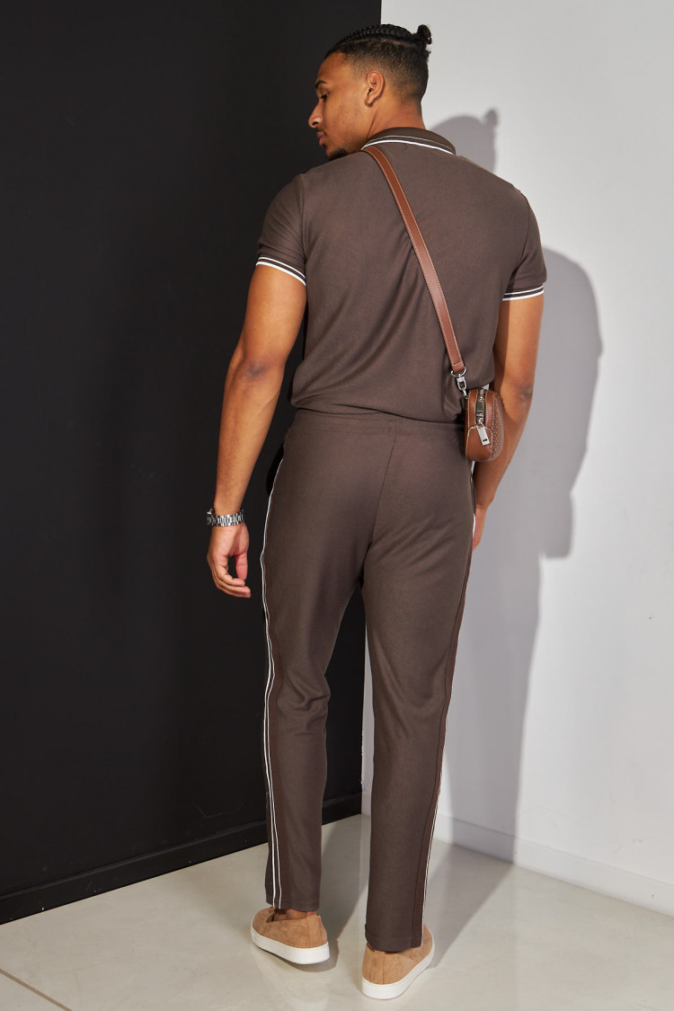 Ensemble 2 pièces polo + pantalon marron à détail blanc