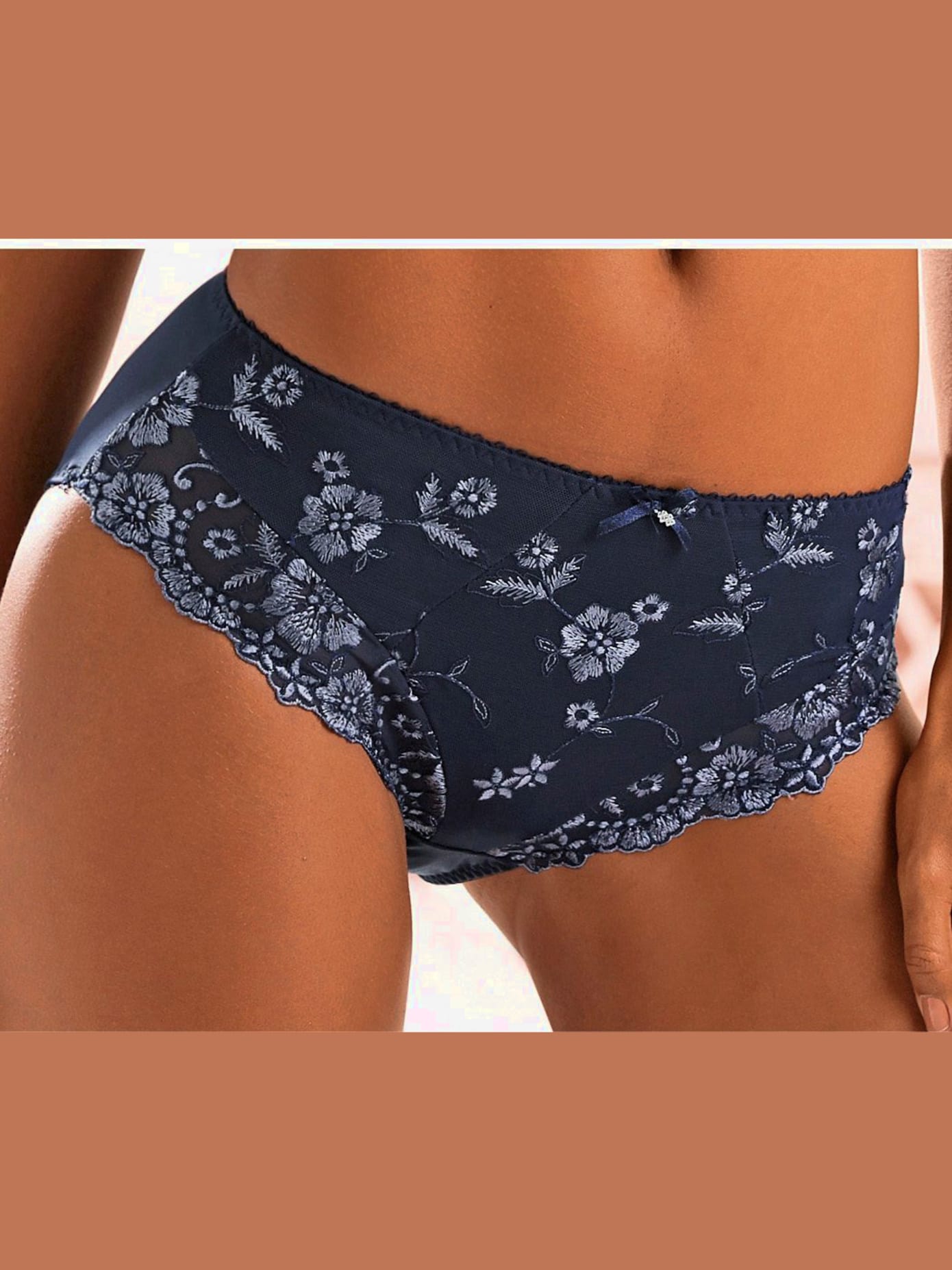 Slip avec dentelle brodée