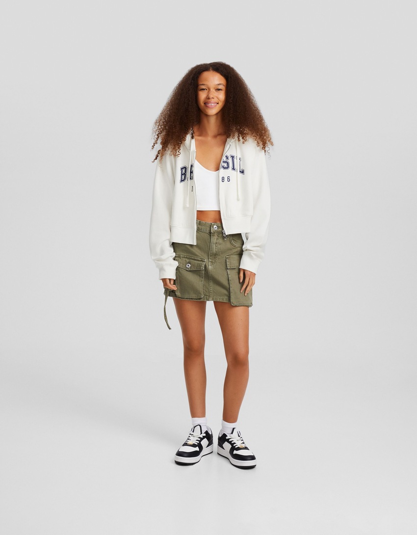 Blusa de moletom cropped com zíper e estampa.