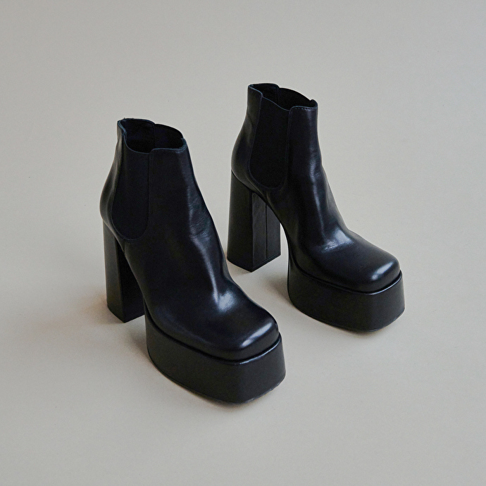 Boots à plateformes et bouts carrés  en cuir noir