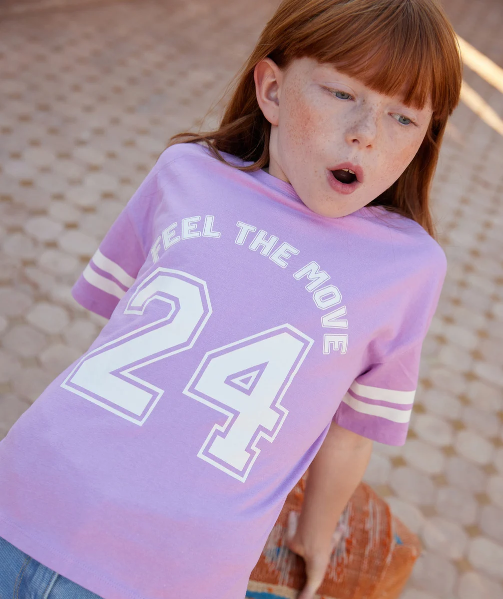 t-shirt fille en coton biologique mauve avec chiffres et messages
