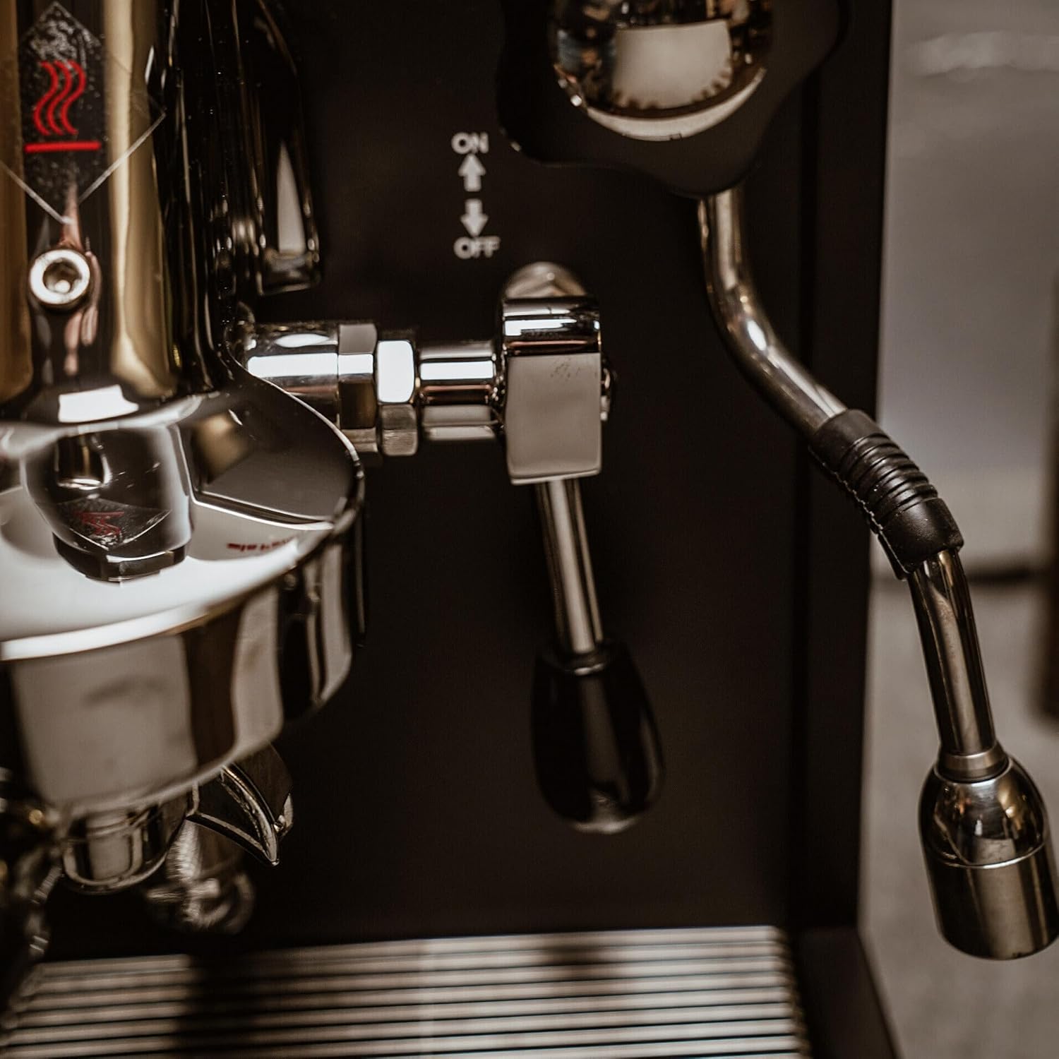 La Pavoni New Cellini Classic, Semiprofessionelle Espresso-Kaffeemaschine LPSCCB01EU, Einzelboiler mit Wärmetauscher, mit Drehventilen, Dampf- und Heißwasserlanze, 1400 W, Schwarzer Stahl