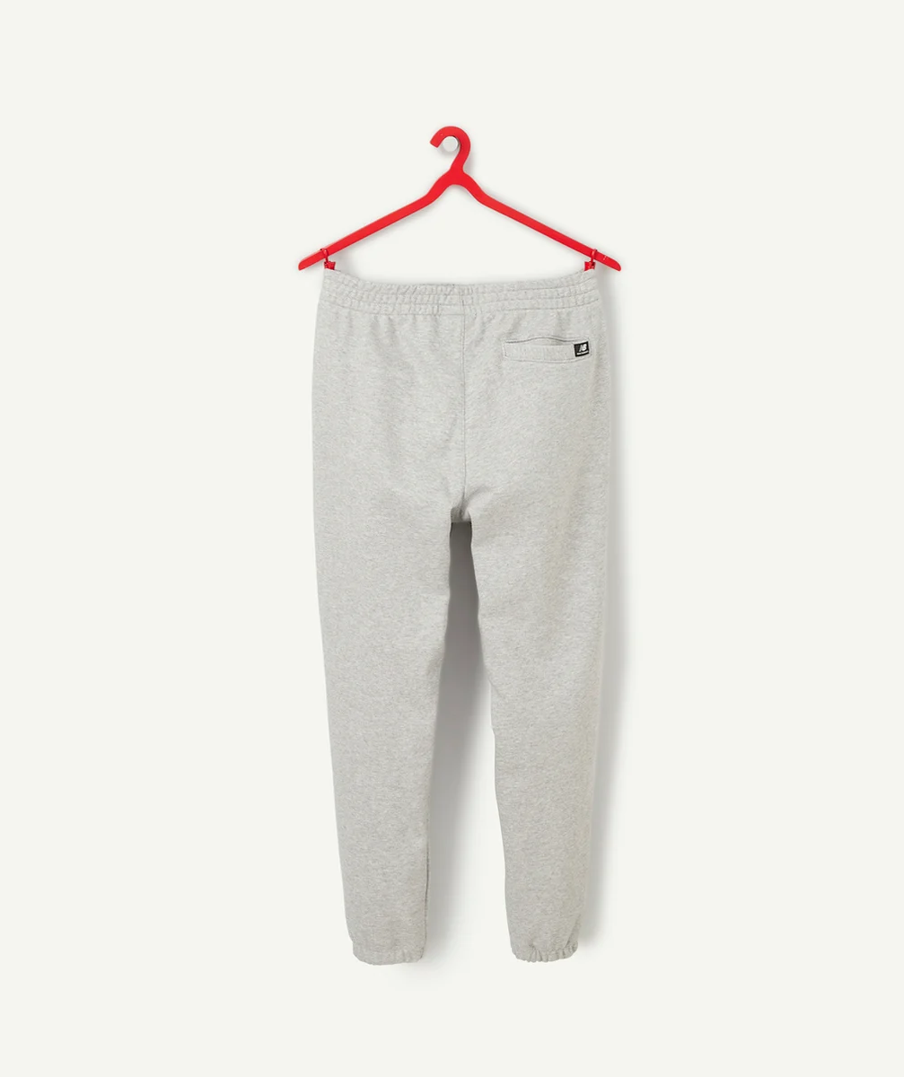NEW BALANCEJOGGING GRIS GARÇON ESSENTIALS STACKED LOGO