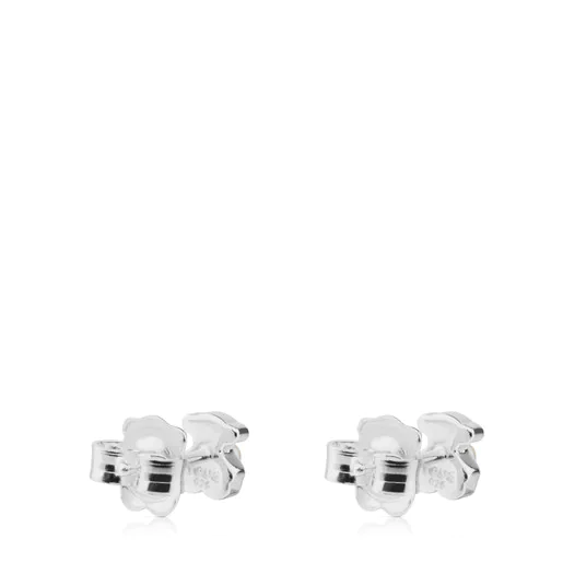 Brincos de prata com pérolas e um motivo de urso superpoderoso.