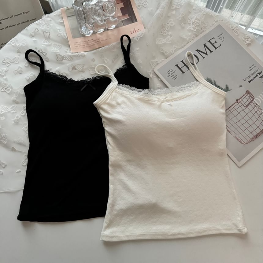 Alfie - Gewatteerde camisole top met kanten strikaccent