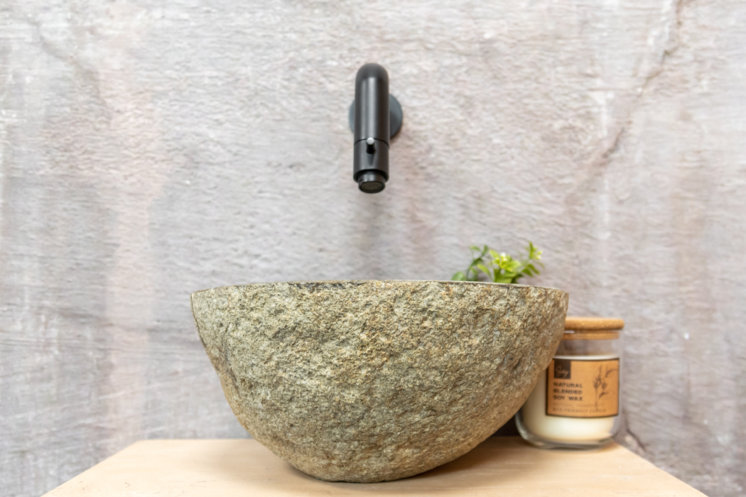Saniclear Seba fonteinset met eiken plank, rivierstenen waskom en zwarte kraan voor in het toilet