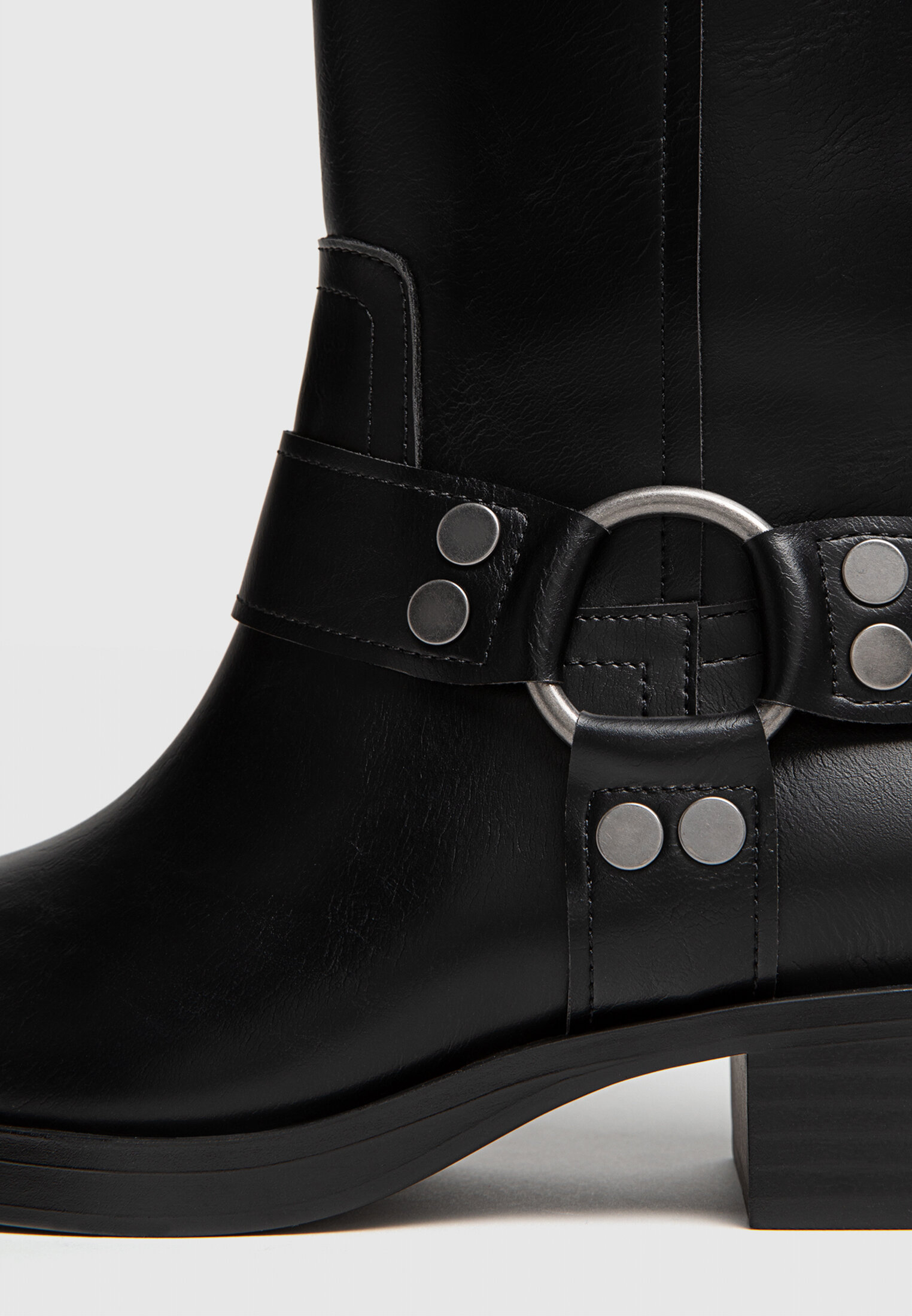Botas pretas sem salto