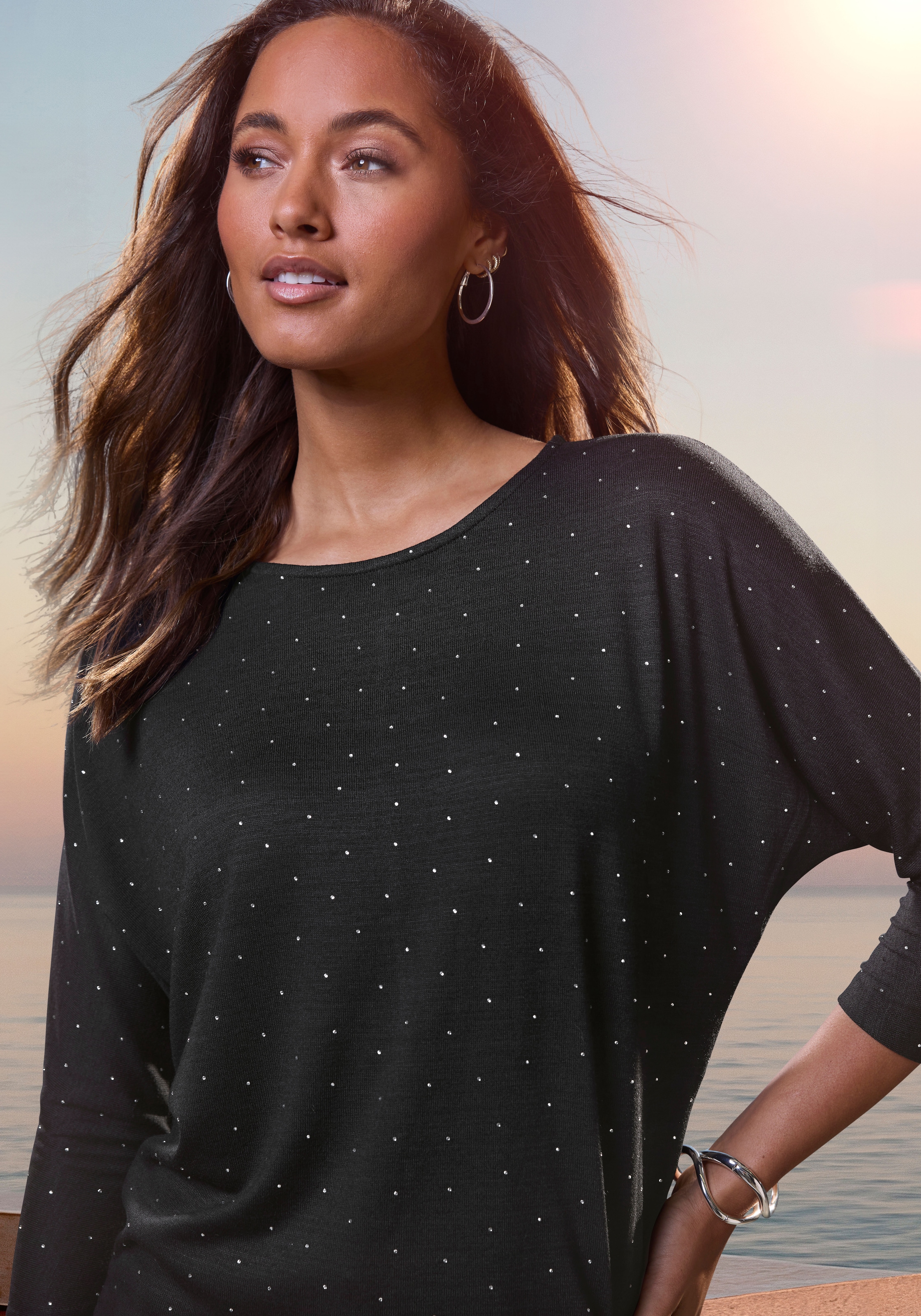 LASCANA Rundhalsshirt »mit funkelnden Strass-Steinen«, aus weichem Viskose-Strick