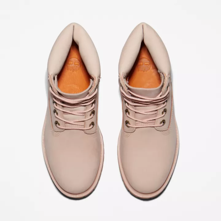 Bota Timberland Premium de 6 polegadas impermeável para mulheres na cor rosa claro.