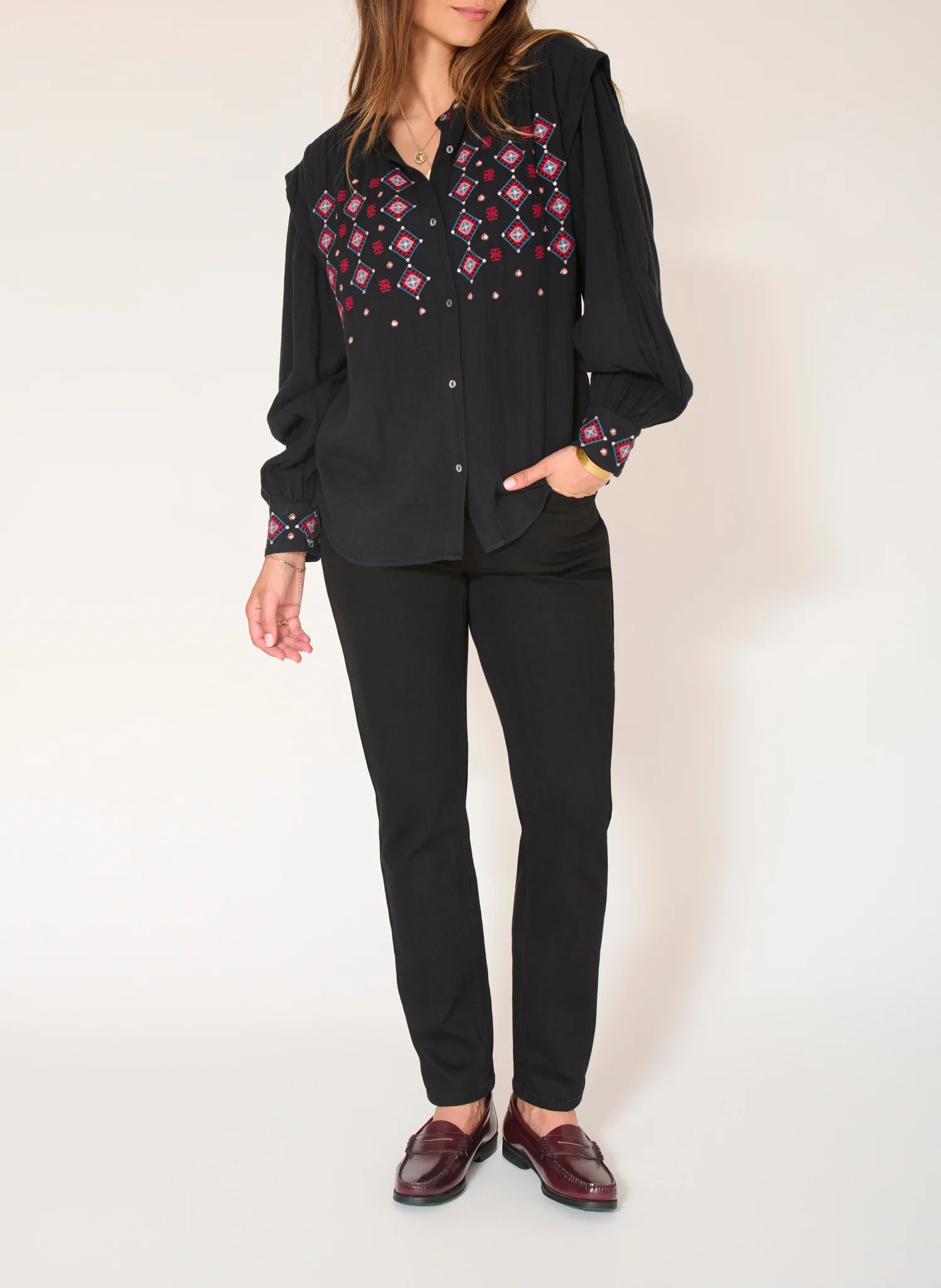 CESAR - Blouse col rond droite en coton brodé | Noir
