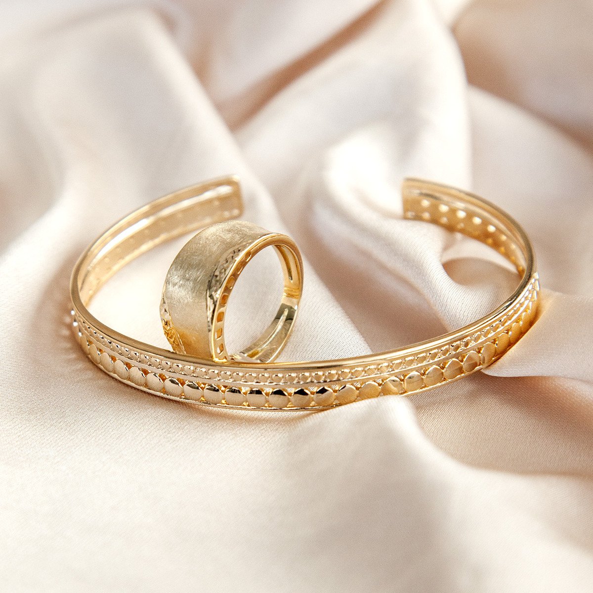 Bague or jaune 375, motif brossé et ciselé.