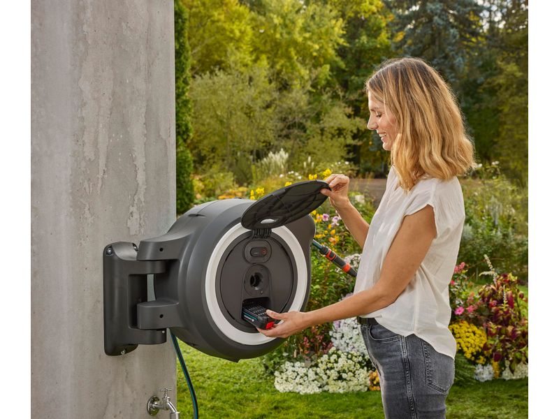 GARDENA Wand-Schlauchbox Akku PowerRoll XXL 18 V P4A Solo 4 Innovative Gartenbewässerung mit Funkfernsteuerung – die Schlauchbox mit Komfort