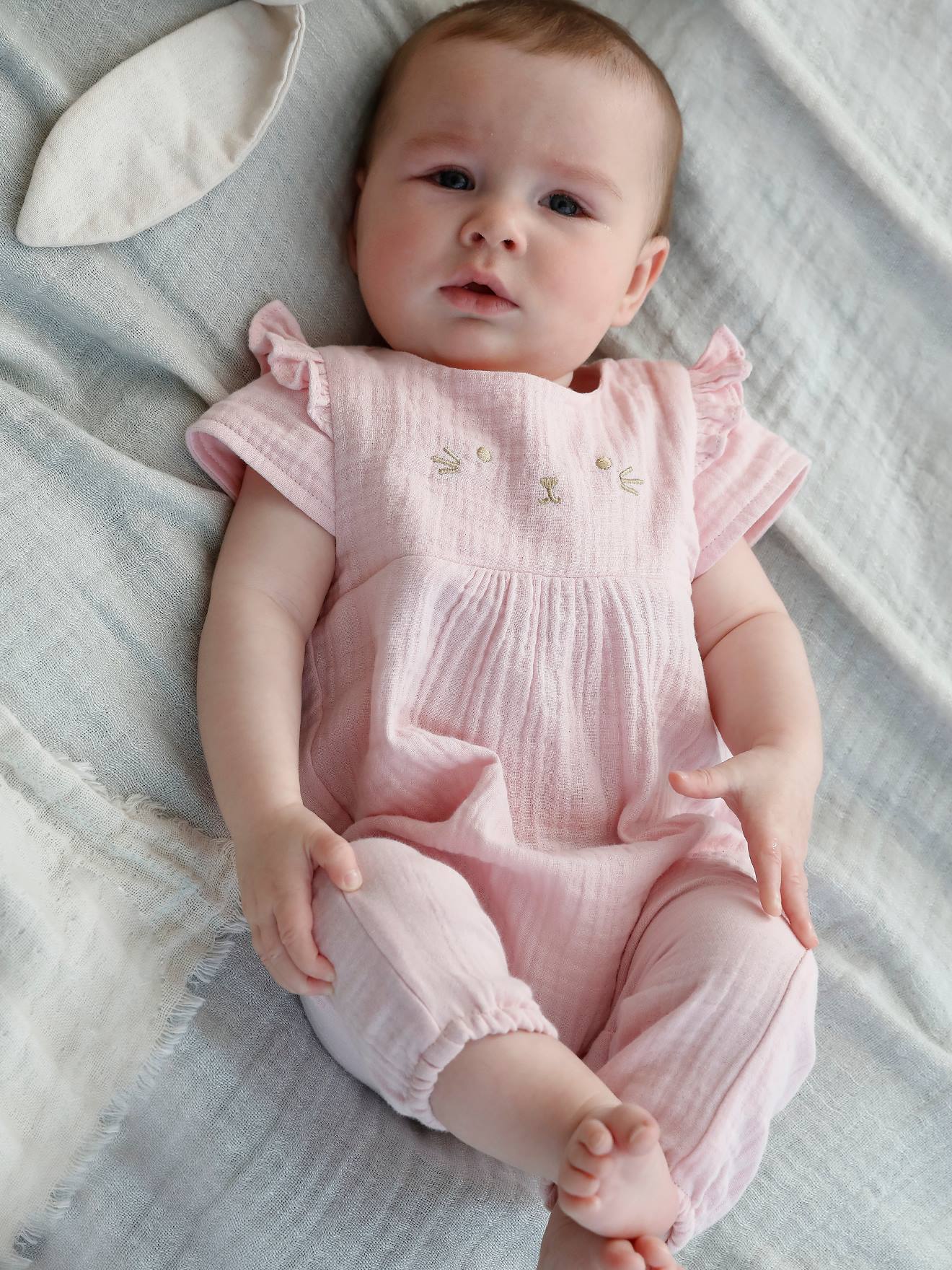 Macacão rosa claro bordado para bebê menina