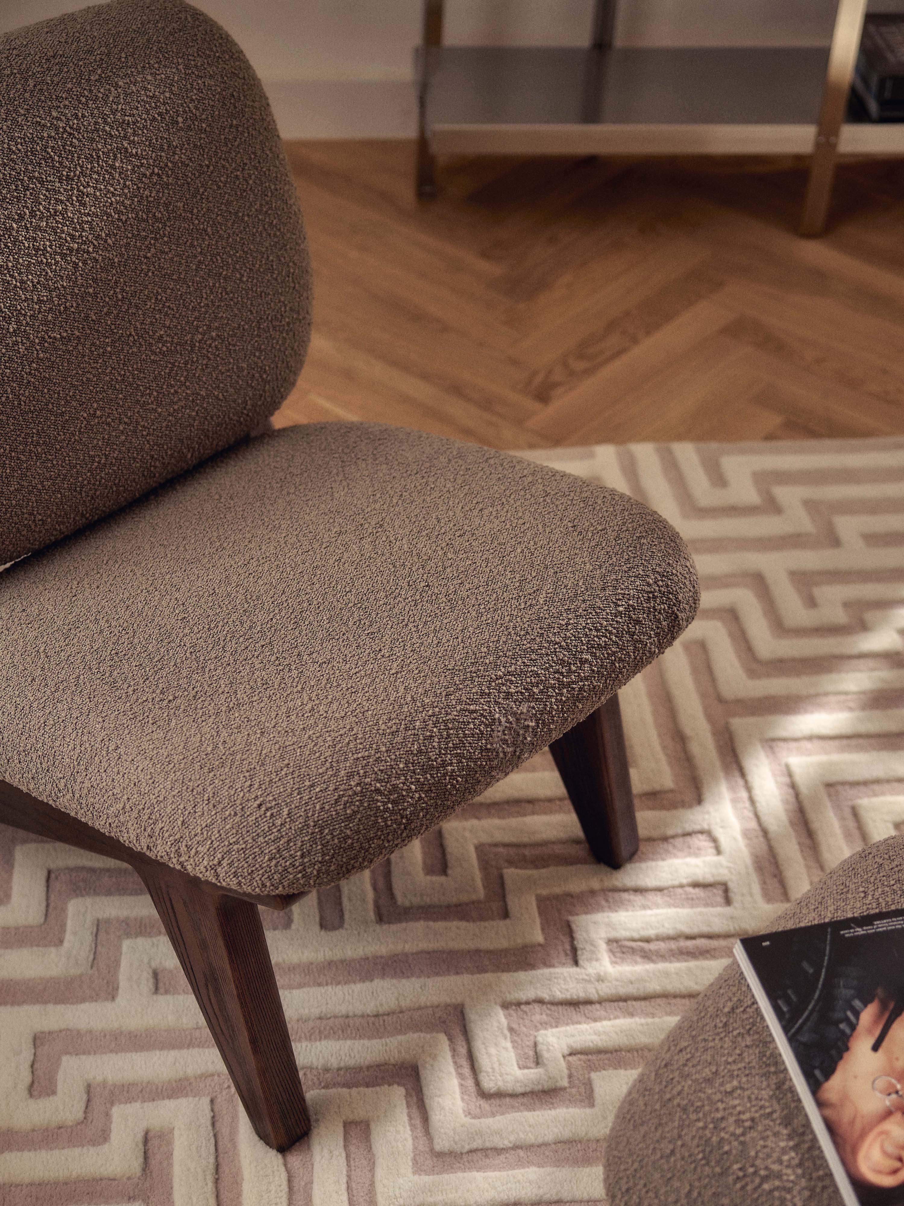 Loungefauteuil Shenay van essenhout met bouclé bekleding