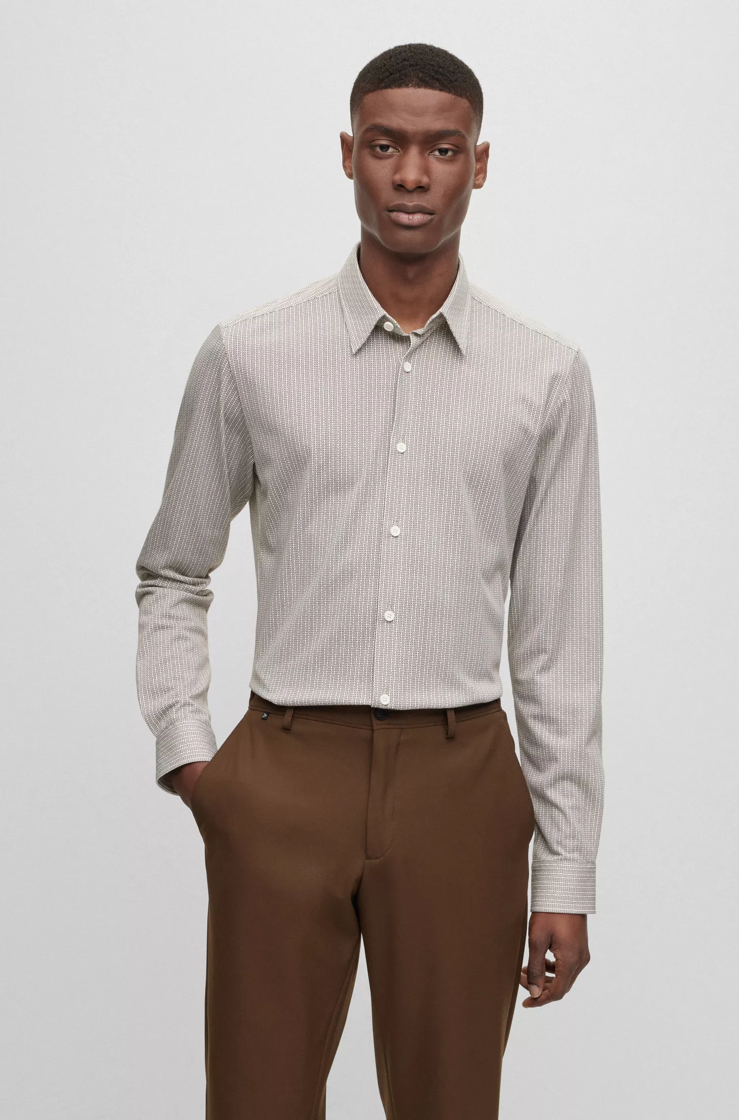 Camisa BOSS preta de corte slim em tecido elástico de alta performance com estampa.