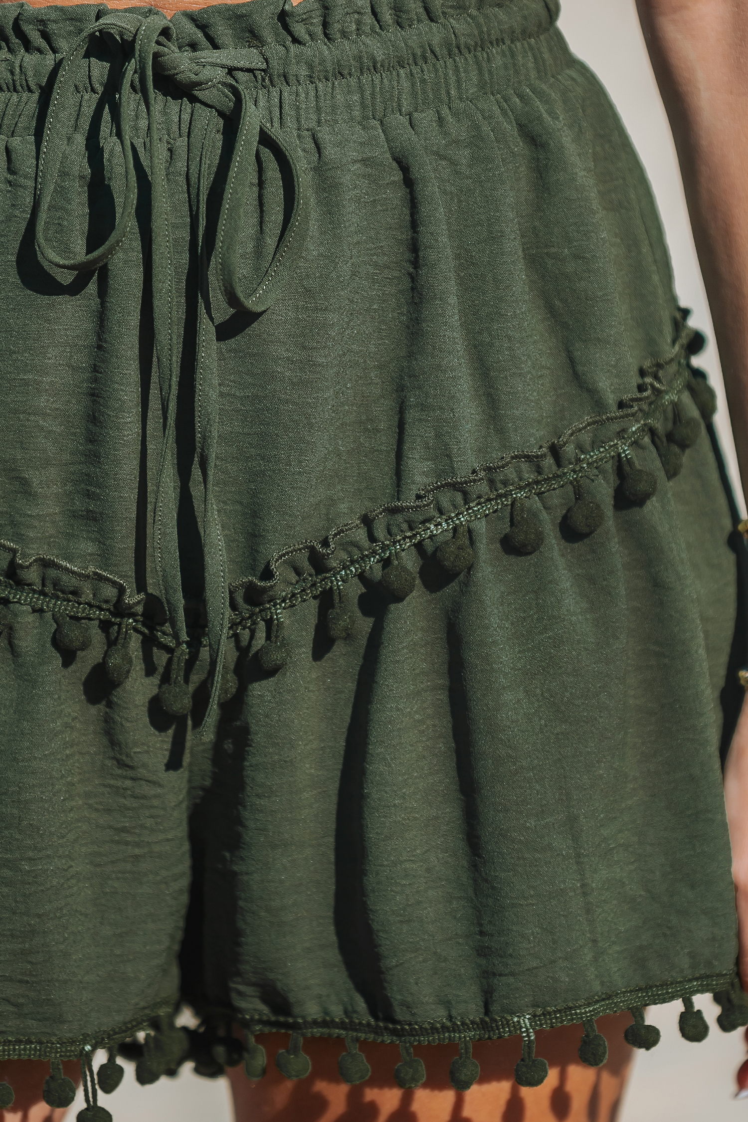 Short à pompons avec cordon de serrage olive