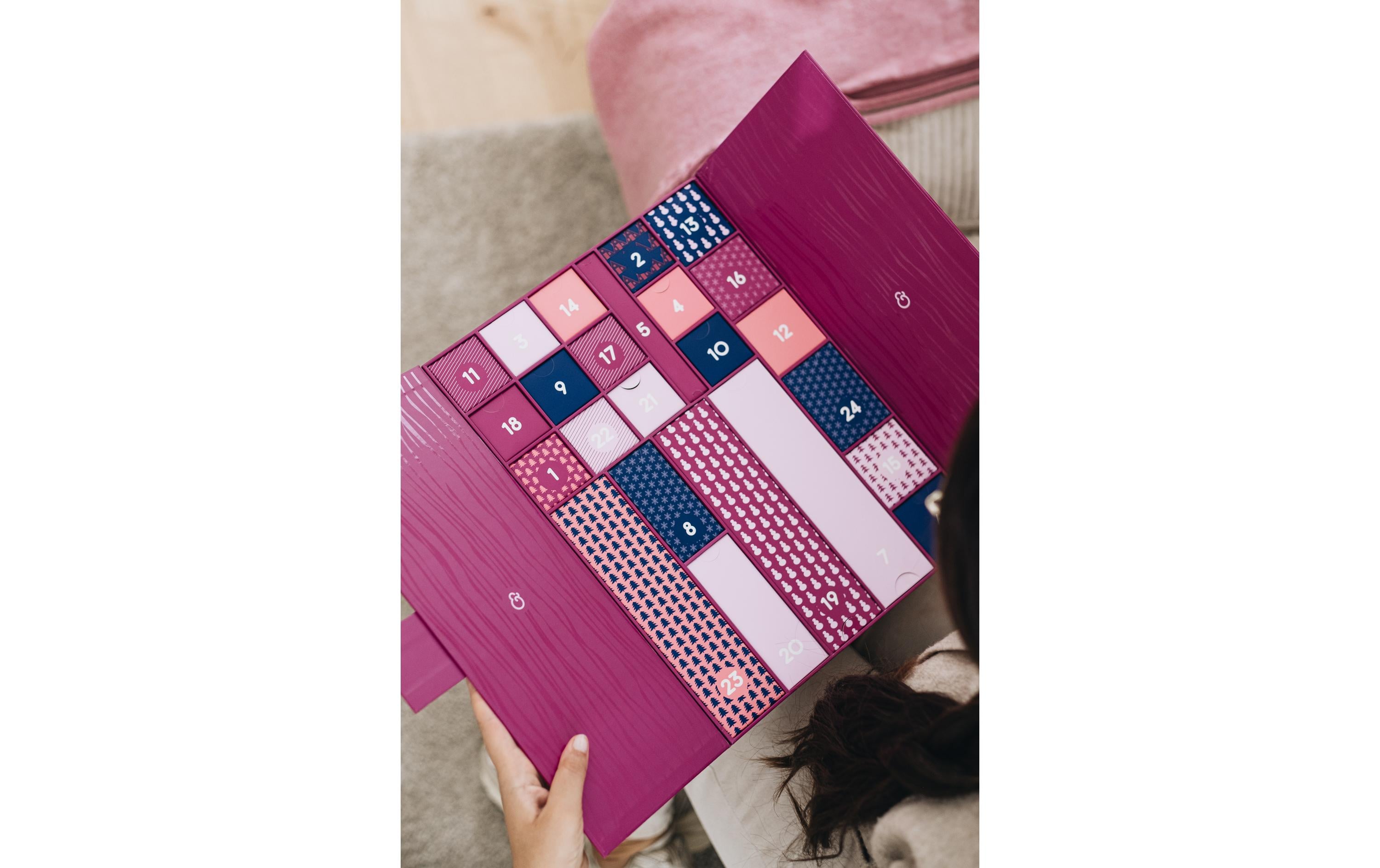 Adventskalender mit Miniprodukte<br>24 duftende Überraschungen – Minikerzen, Diffuser und mehr für eine festliche Adventszeit