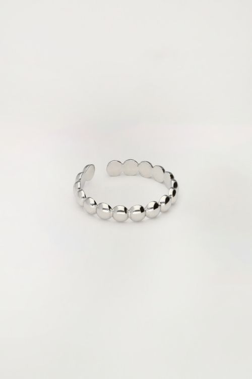 Ring met aansluitende bolletjes