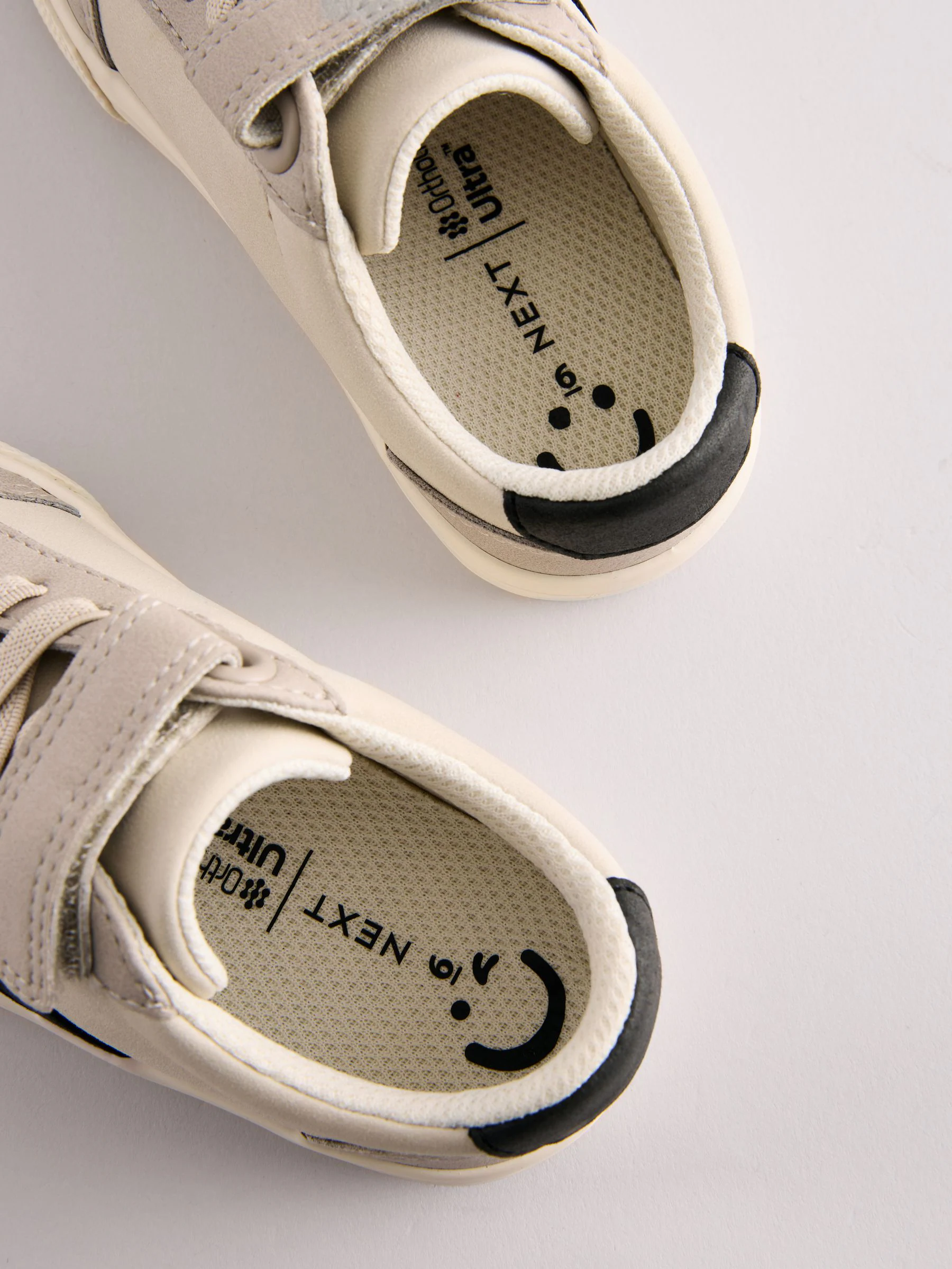 Grijs - Sneakers met klittenbandsluiting en elastische veters