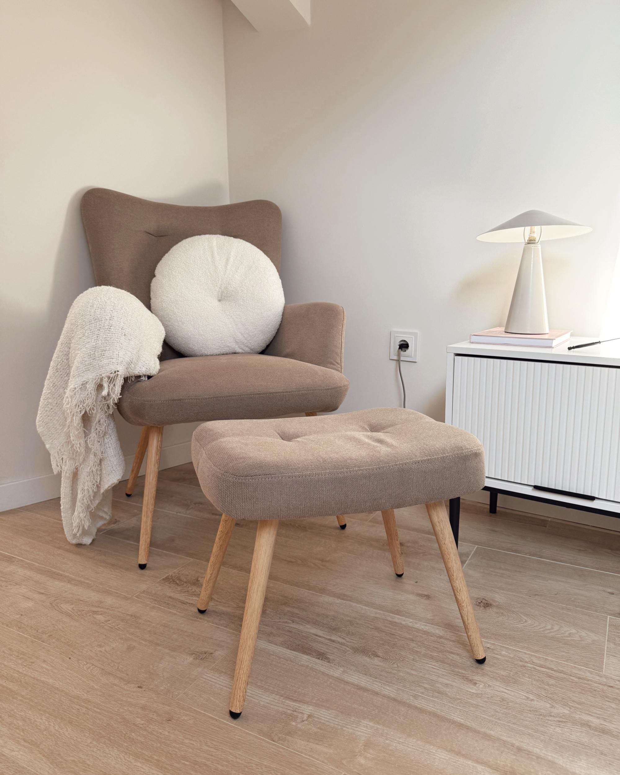 Oorfauteuil VEJLE met voetenbank Stof Beige