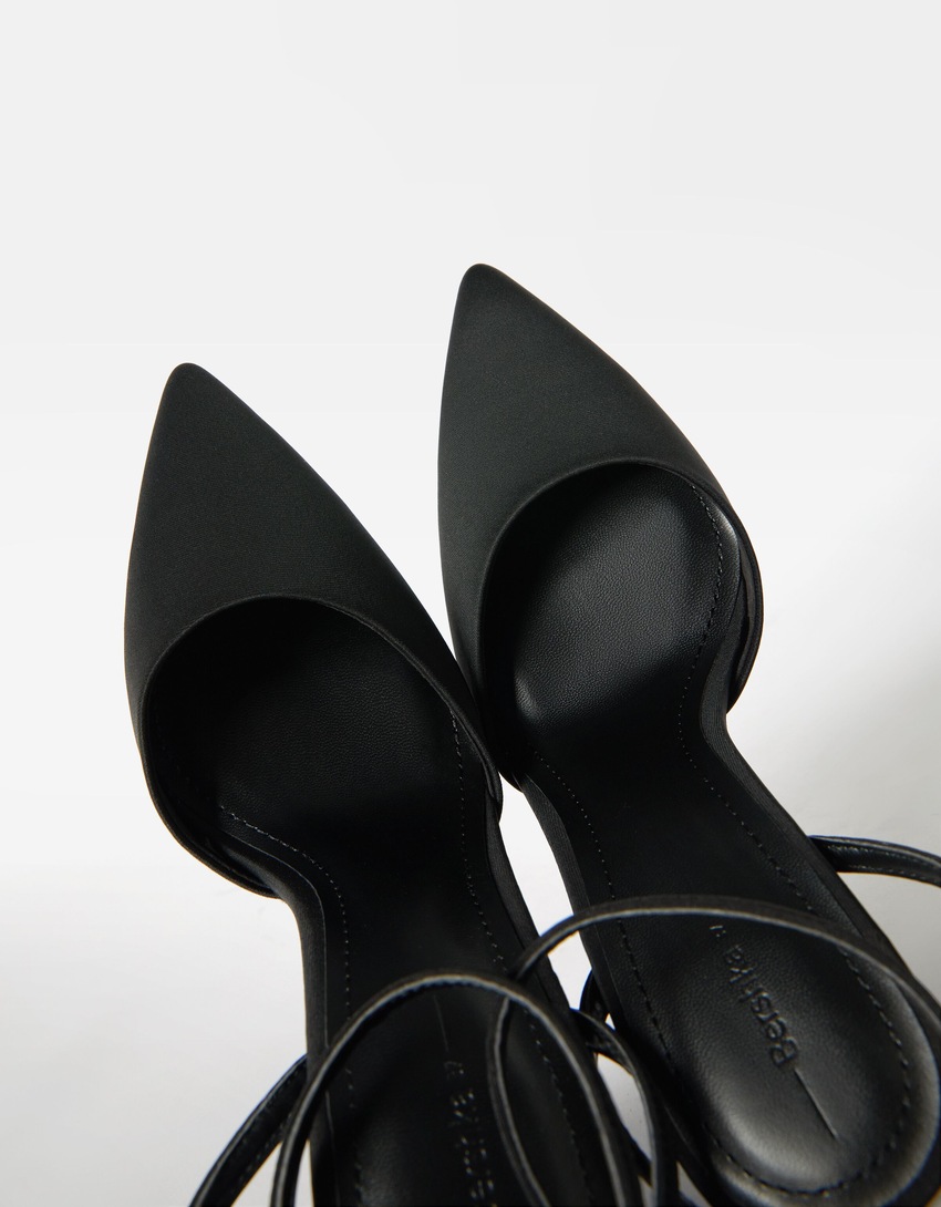 Sapatos de salto com tira no calcanhar