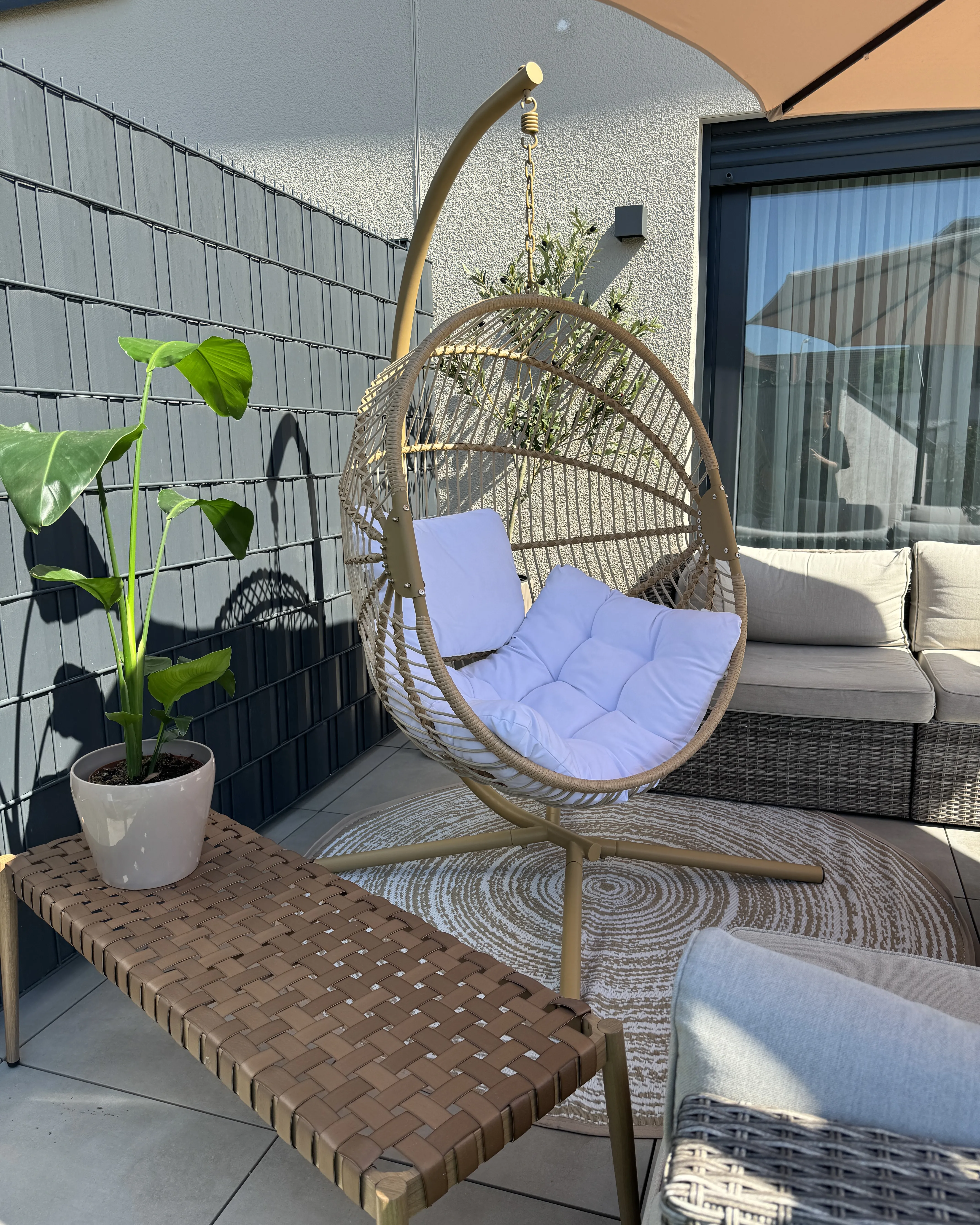 Hangstoel met standaard ACRI PE rotan Beige