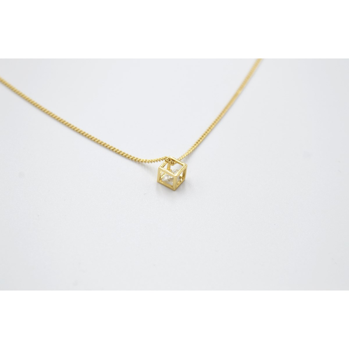 Collier délicat minimaliste pendentif cube zirconium