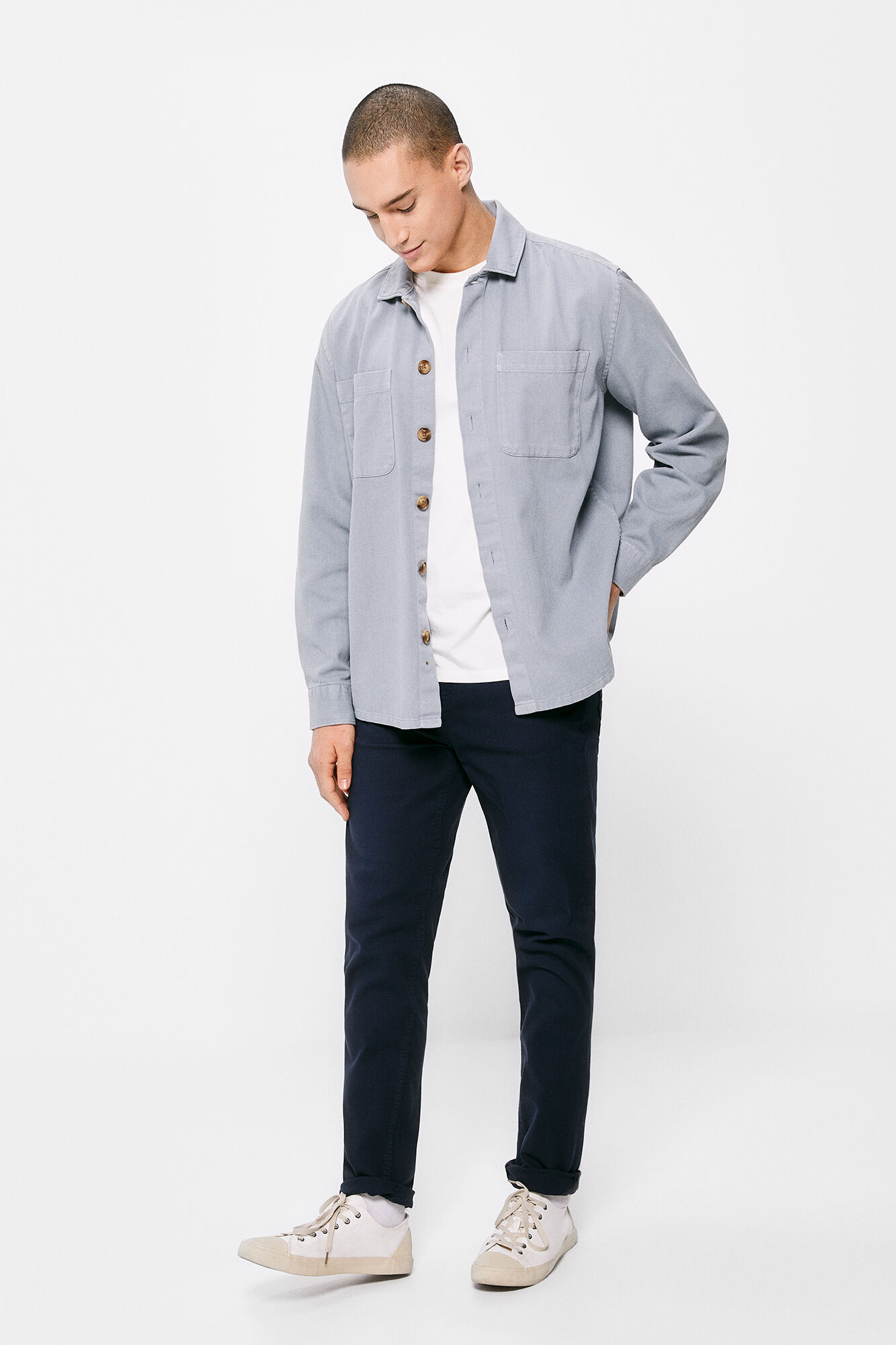 Calça de corte justo com 5 bolsos, cor azul escuro.