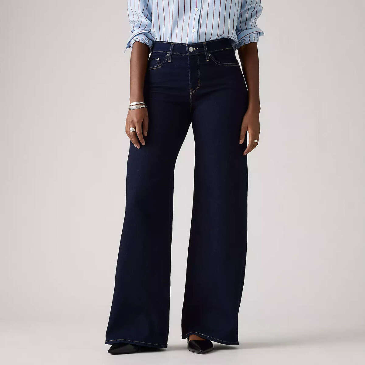 Calça Jeans Levi's 318 Modeladora de Pernas Largas