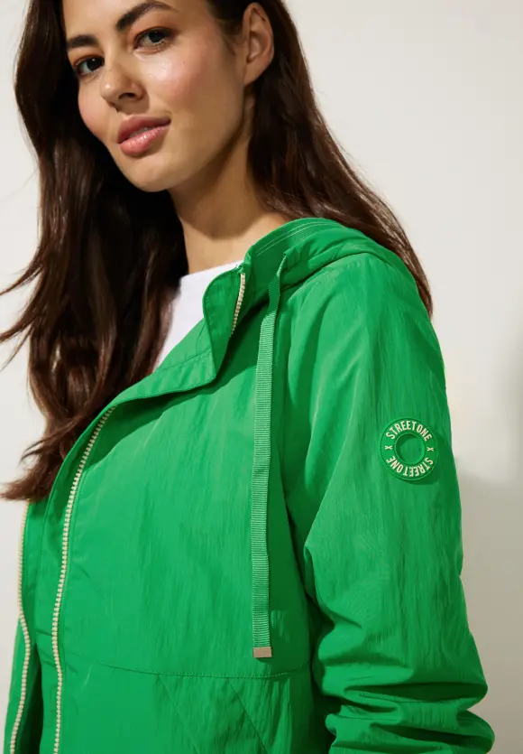 Moderner Windbreaker - wild green