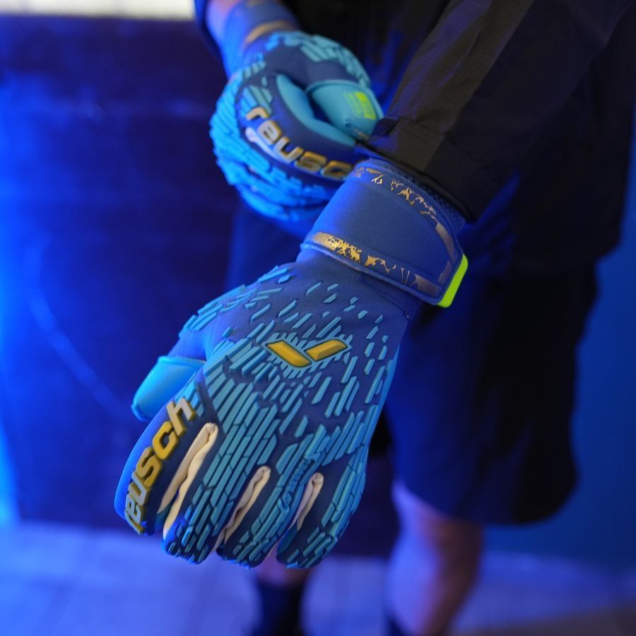Reusch Gants de Gardien Attrakt FreeGel Aqua Windproof - Bleu/Doré/Bleu