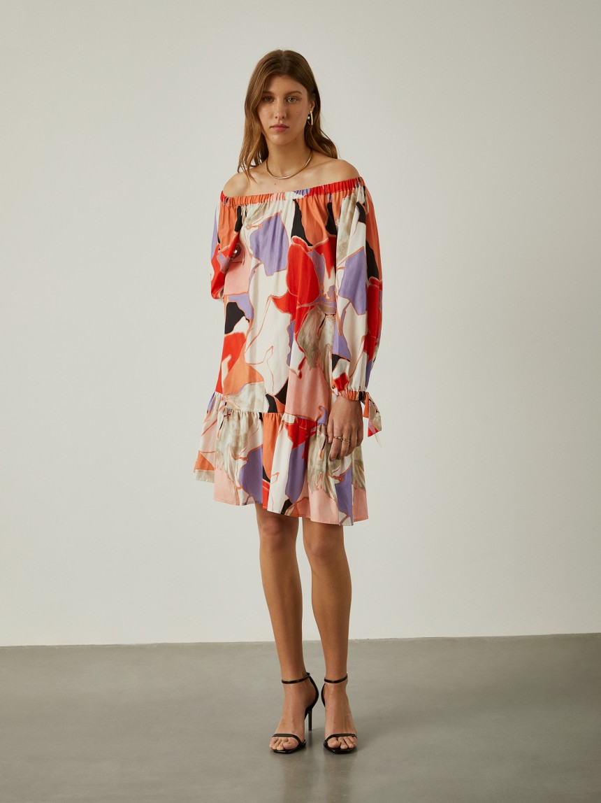 Vestido curto com padrão abstrato