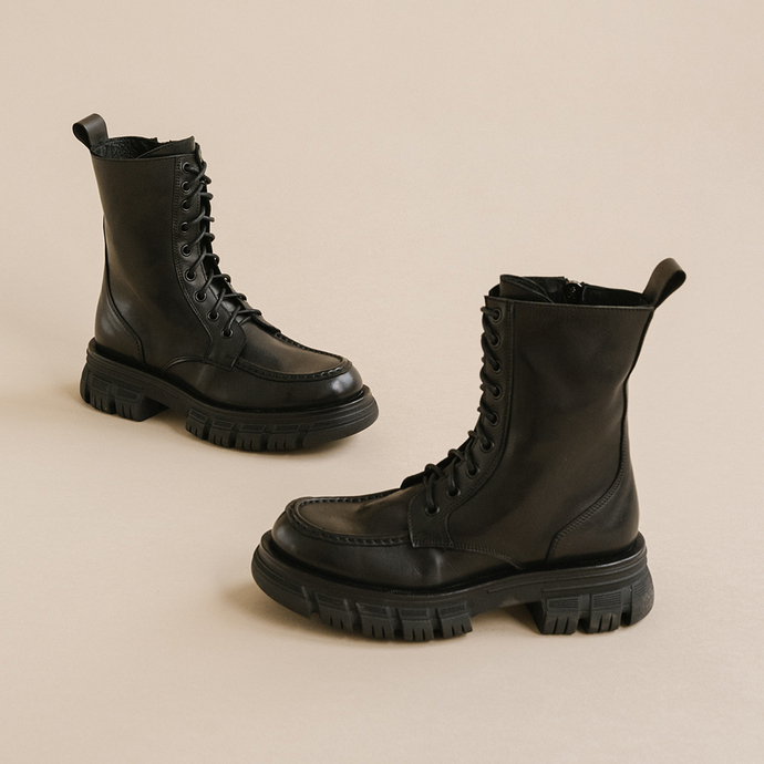 Boots à lacets et semelles épaisses  en cuir noir