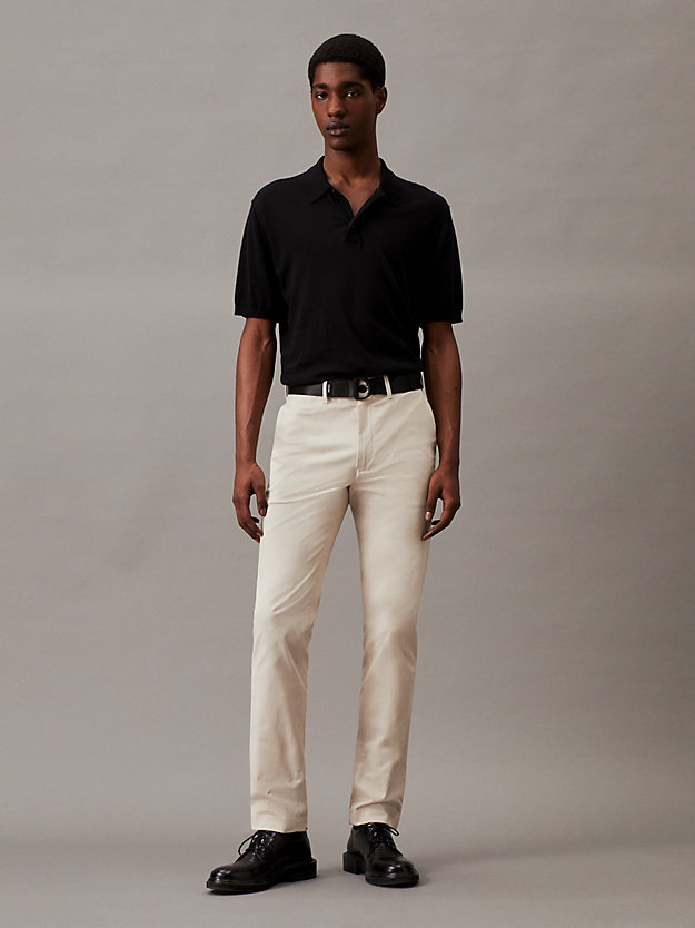 Calças chino slim com cinto.