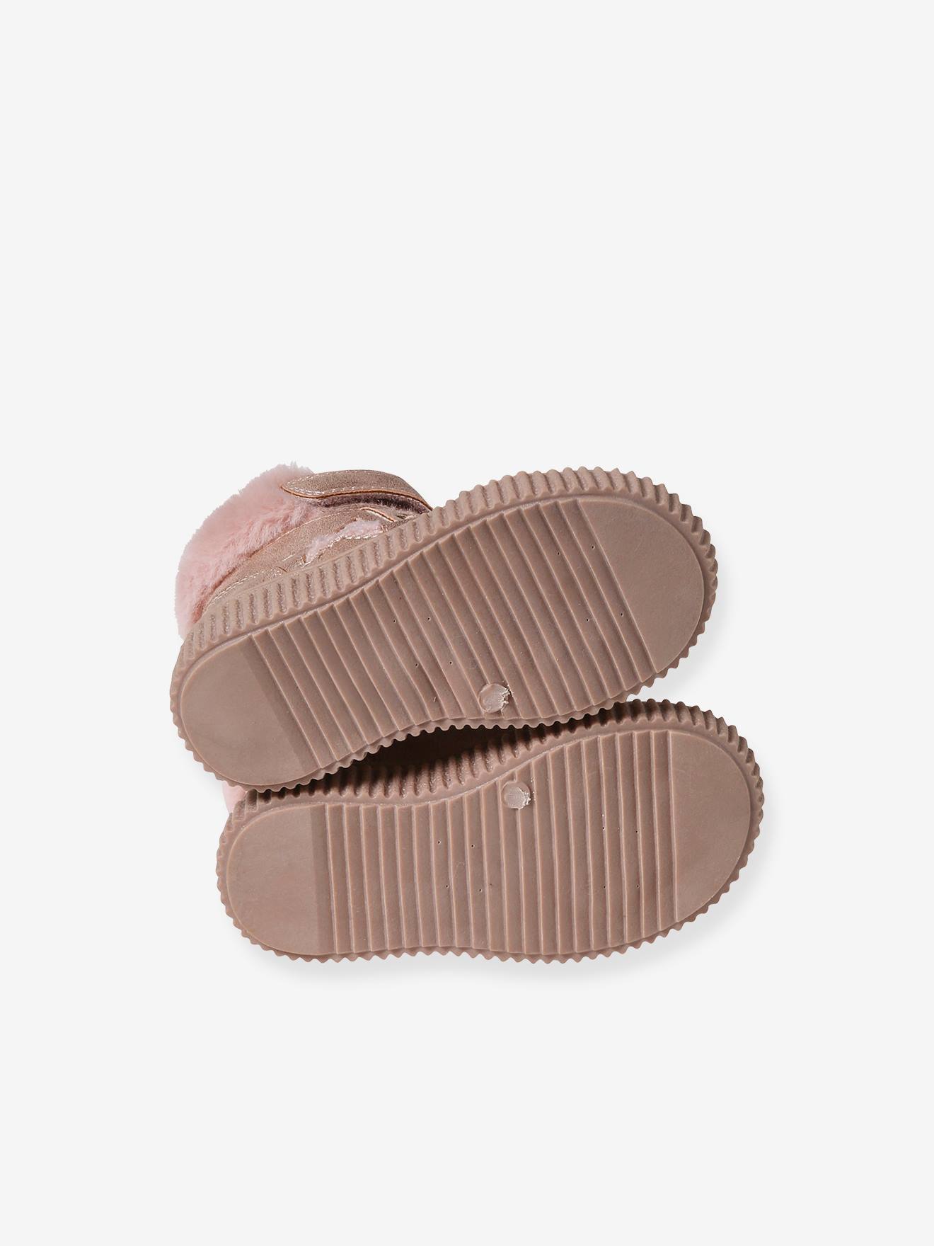 Sapatinhos de bebê cor nude com forro de pele sintética, cadarços e fecho de velcro.