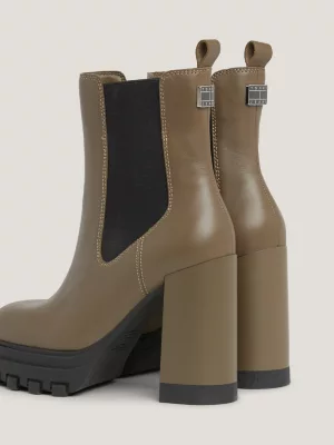 Botas Chelsea de couro com salto bloco