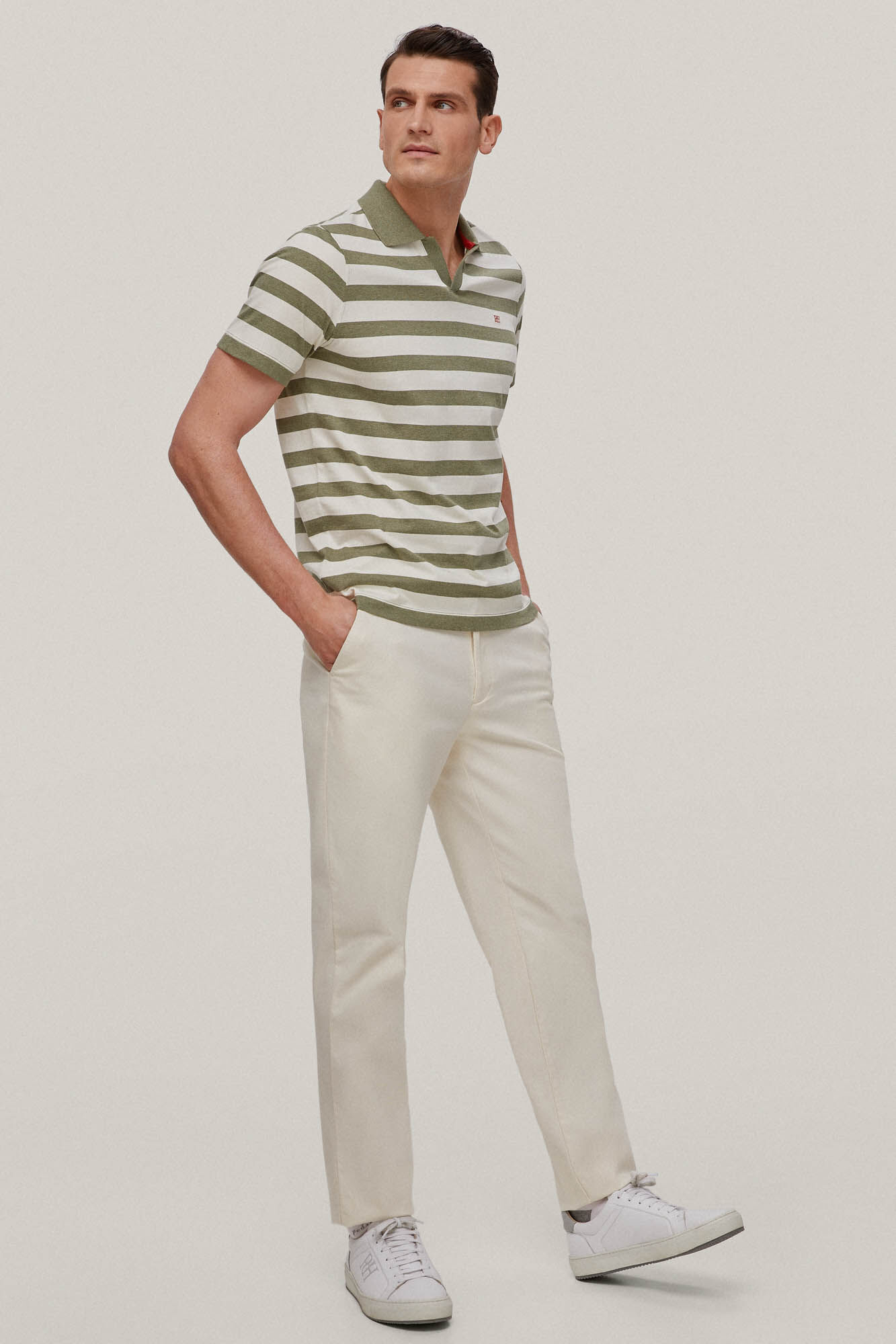 Camisa polo listrada com gola aberta - Verde