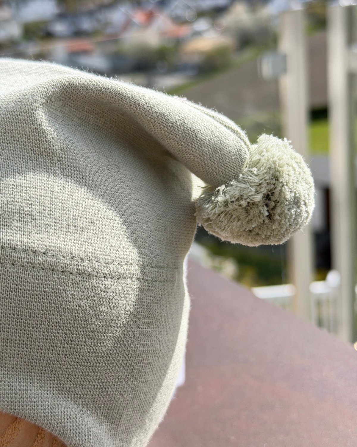 Knytelue m/ vindstoppere, to dusker og kivatlogo – 97% Øko Bomul, 3% Elastan