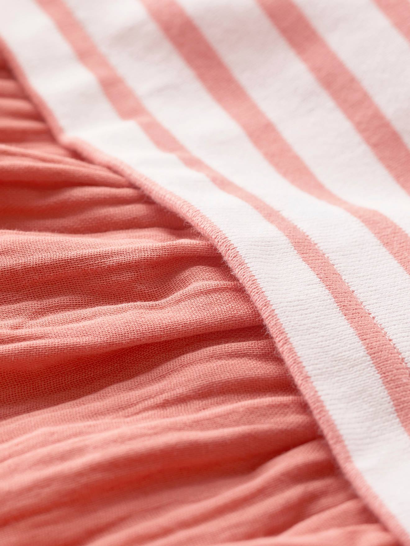 Vestido de bebê de duas camadas, confeccionado em chiffon de algodão e tricô orgânico grosso.