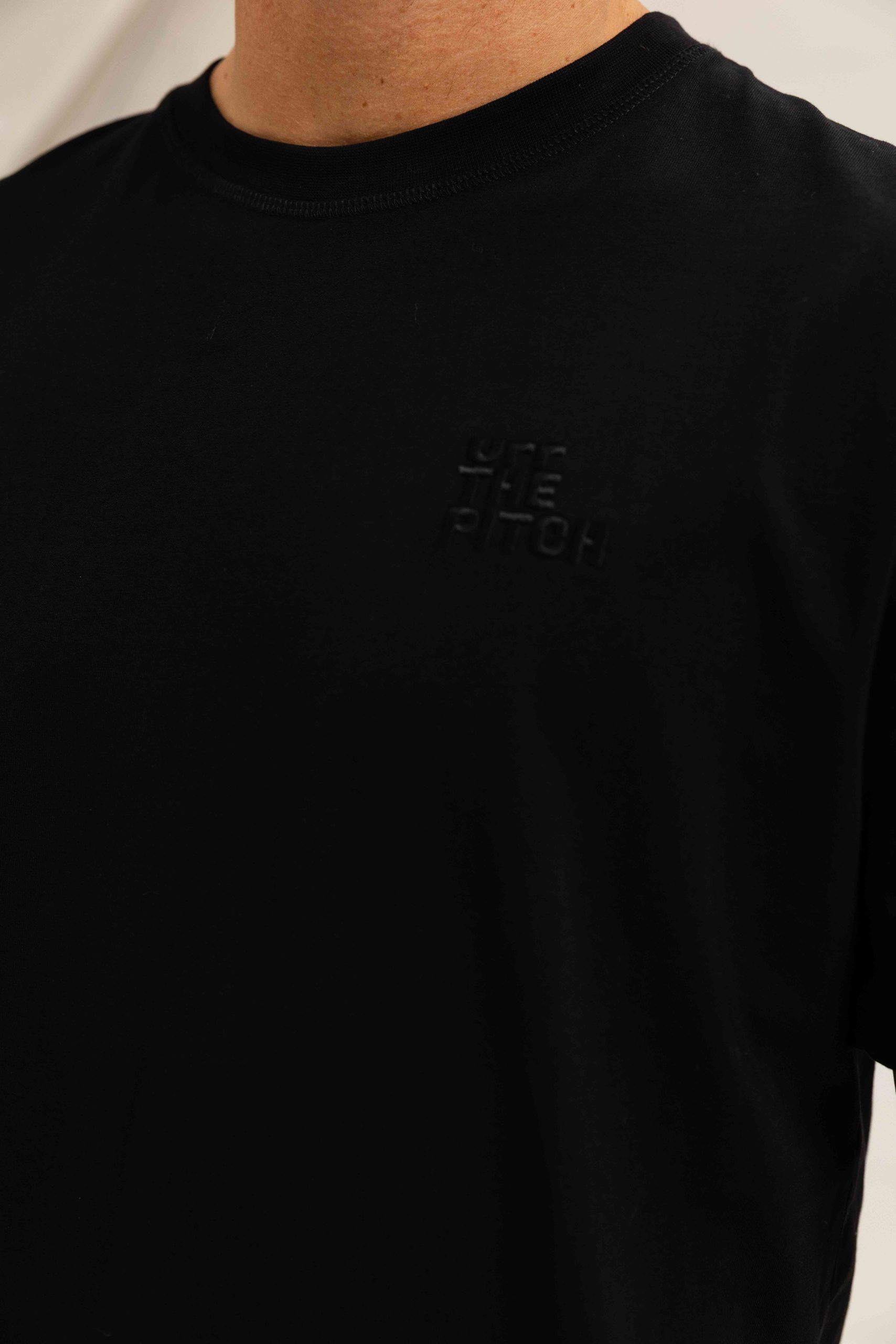 Off The Pitch Smoke Regular Fit T-Shirt Heren Zwart