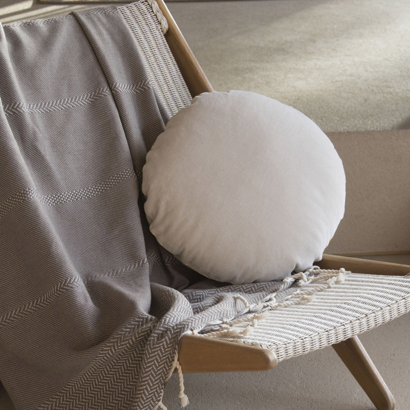 Febronie Coussin rond en velours de coton Bonbon grège - D. 43cm